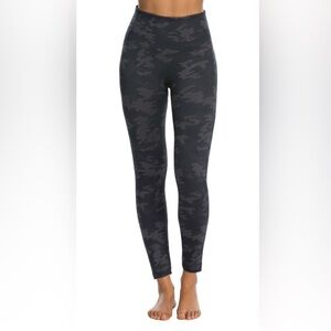 Spanx Look At Me Now Camouflage Seamless Legging Size M
